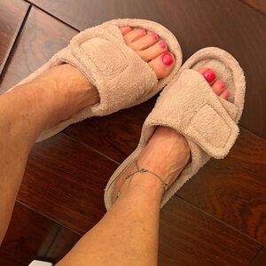 Ladies women's pink fuzzy slippers loved used w0rn soft ready feet foot toes GUC